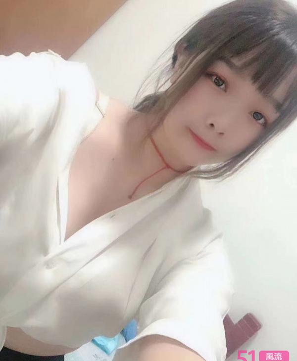 白云丰满胸大小美女